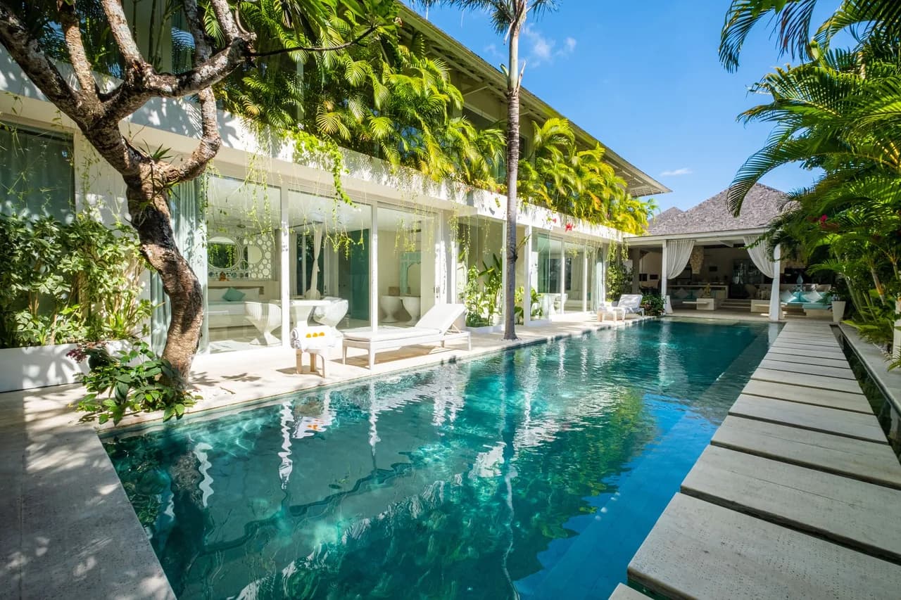 Balcony Five Bedroom Villa in North Kuta photo 4