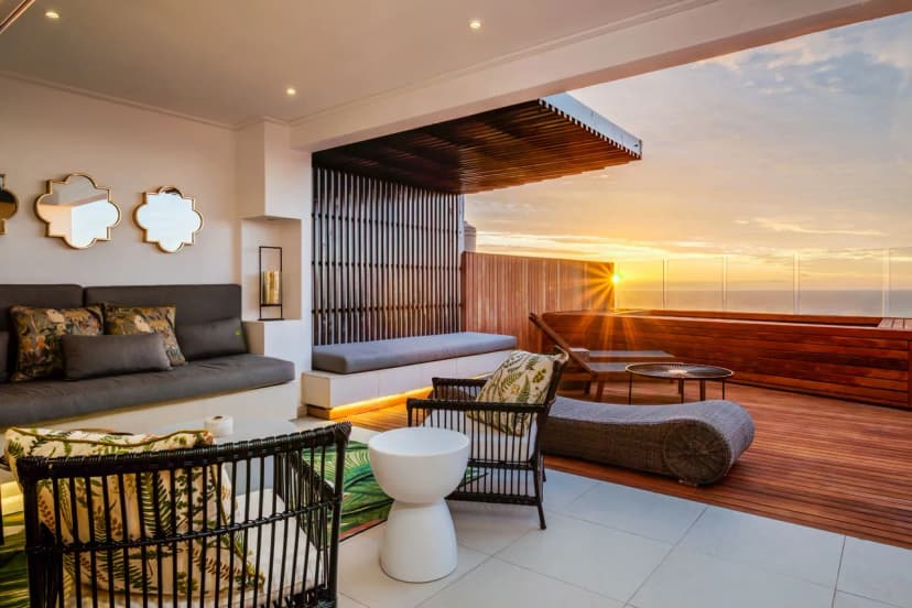 Stylish Holiday Apartment w Private Pool and 180 Views Malibu