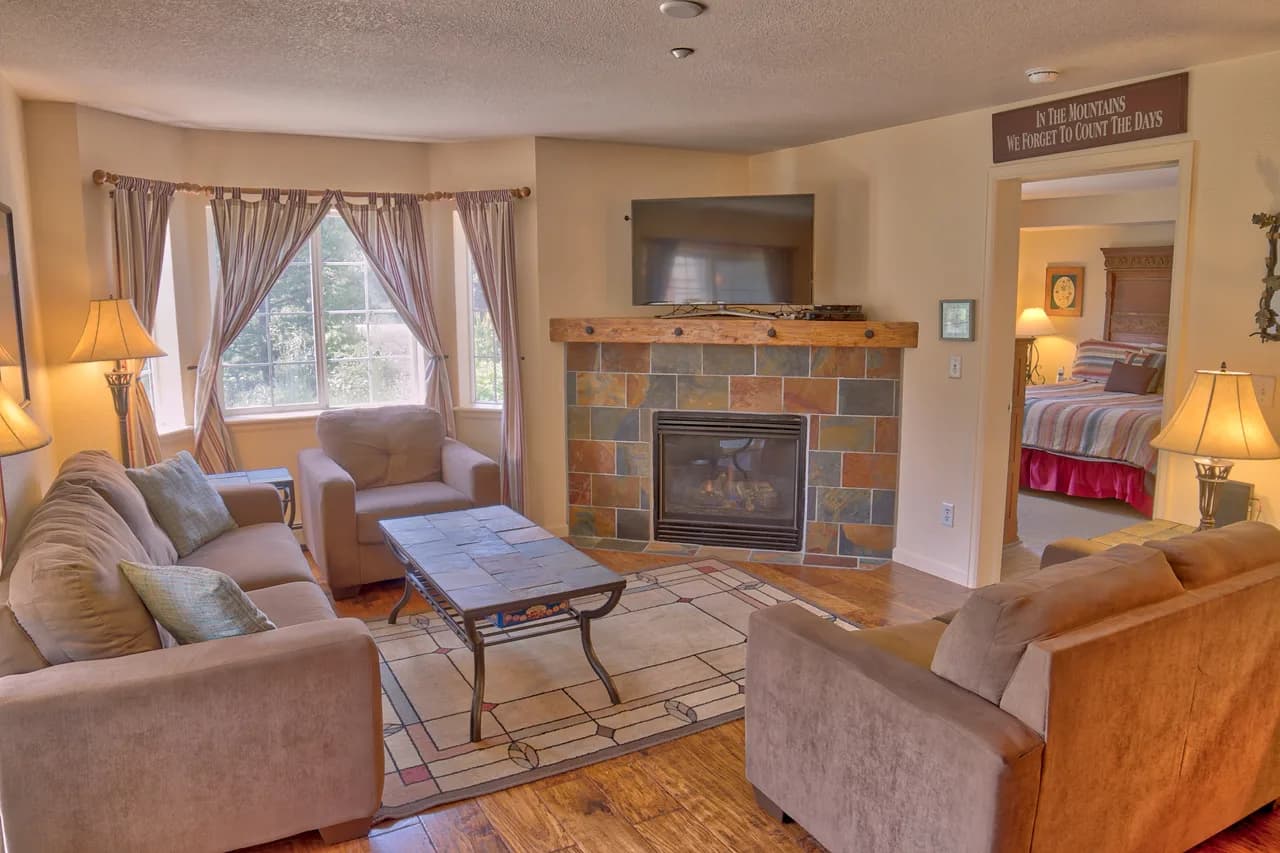 Charming Two Bedroom Villa in Gold Hill photo 3