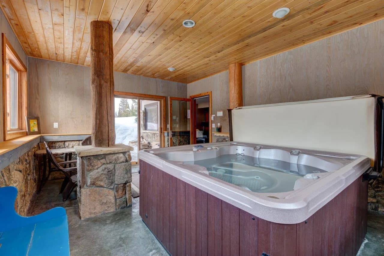 Spacious Five Bedroom Retreat in Blue River photo 2