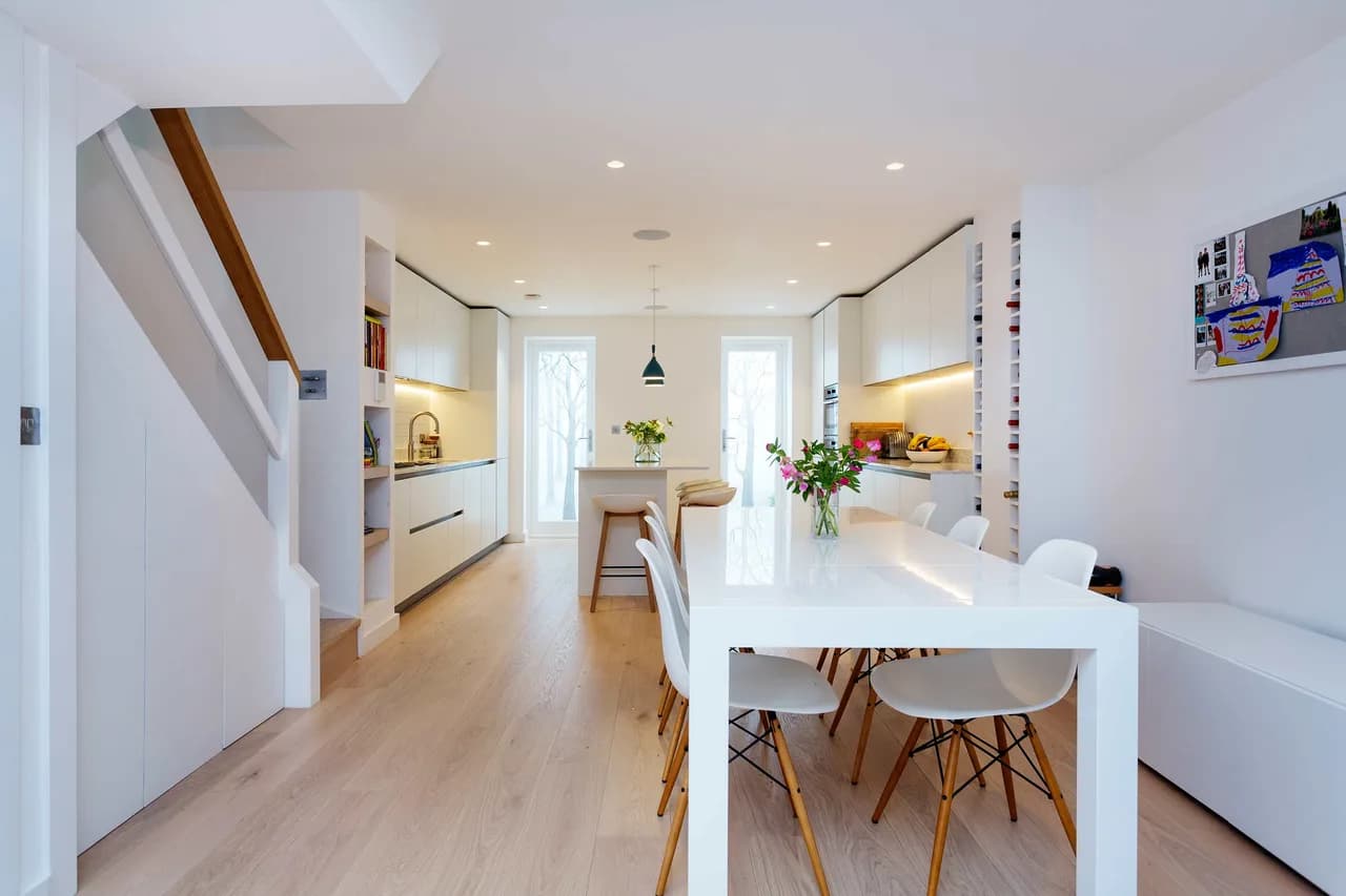 Minimalist Three Bedroom Villa in London photo 2