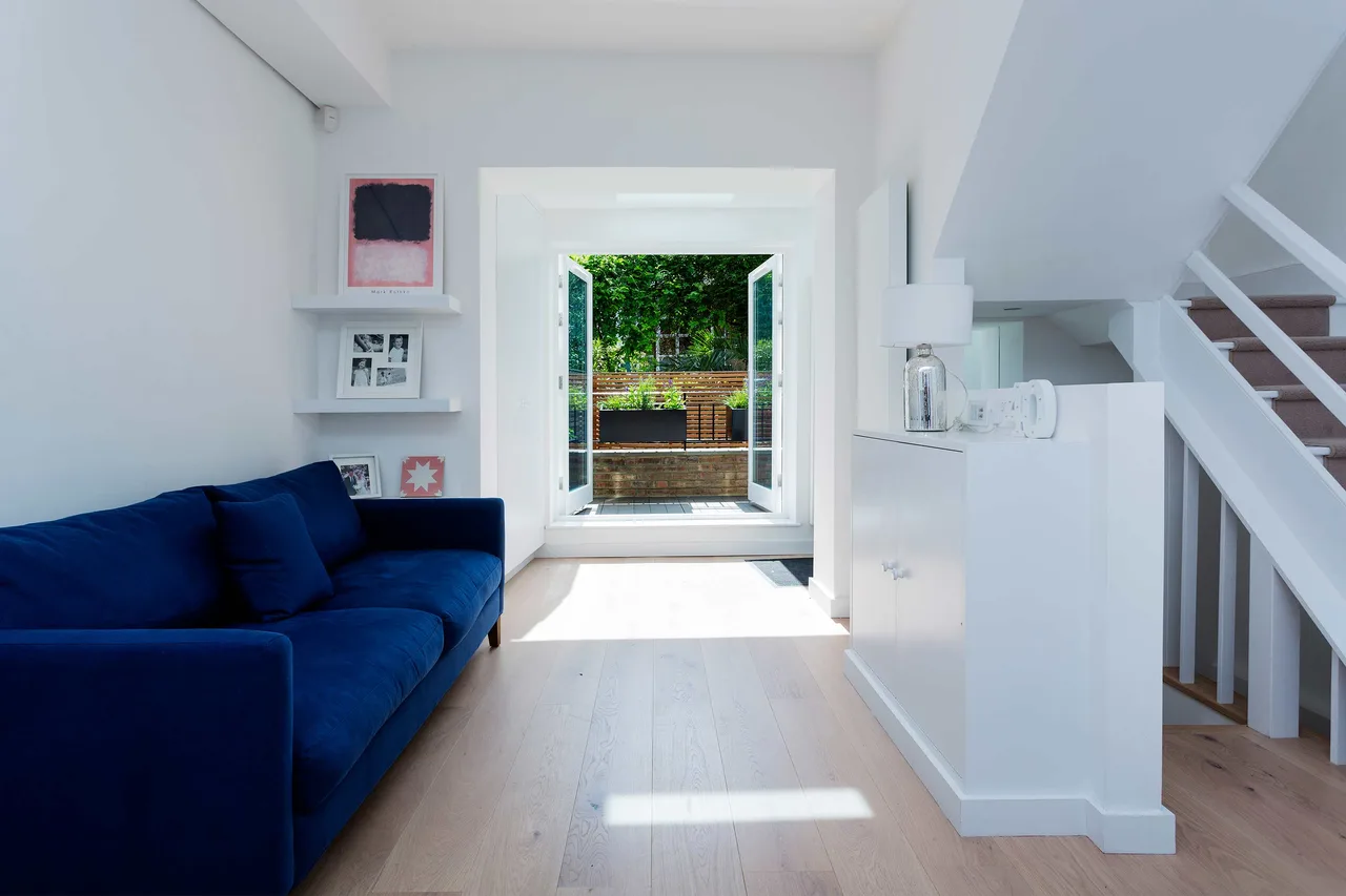 Minimalist Three Bedroom Villa in London photo 4