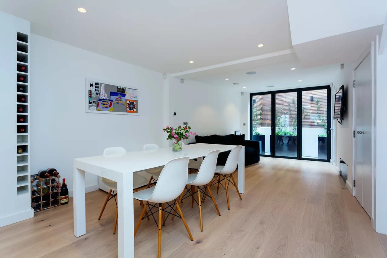 Minimalist Three Bedroom Villa in London photo 5