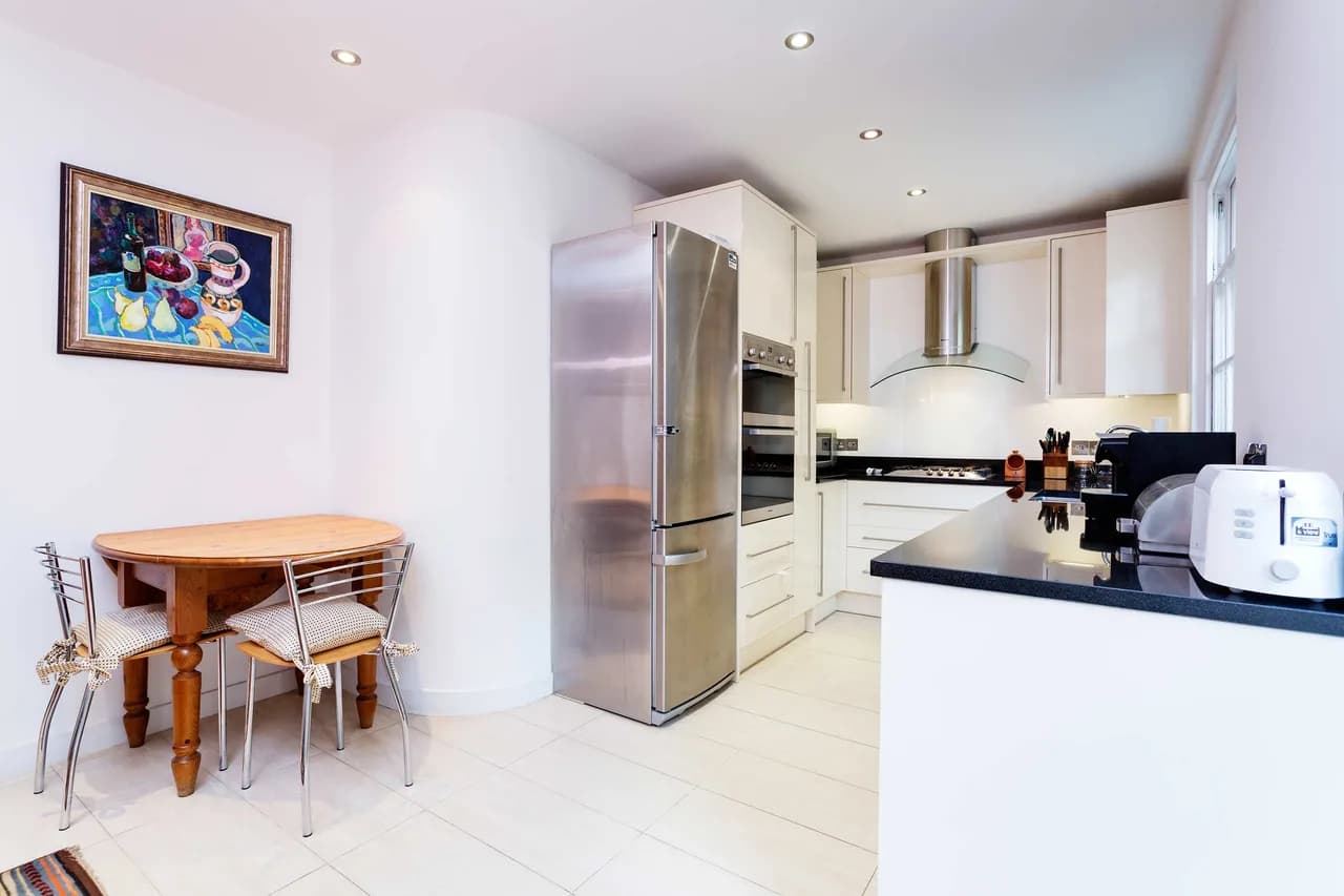 Stylish Two Bedroom Apartment in London photo 2