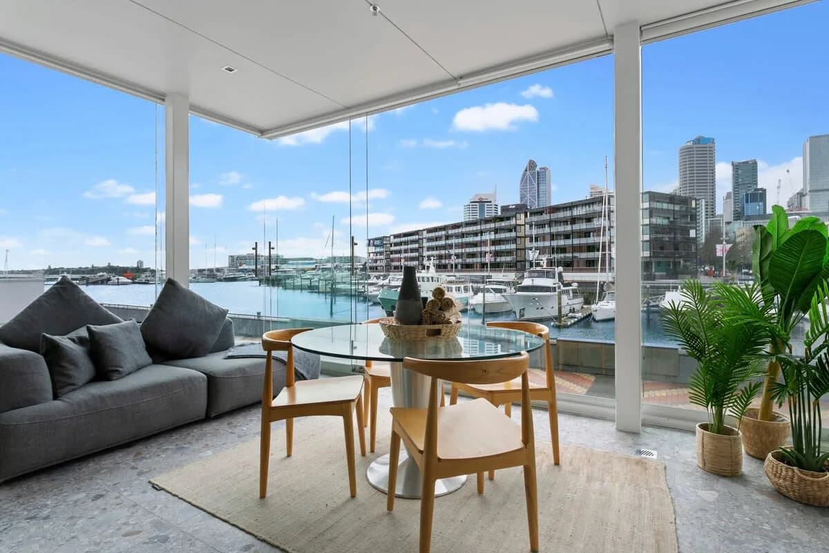 Waterfront Two Bedroom Apartment in Auckland photo 2