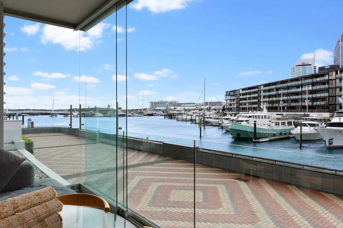 Waterfront Two Bedroom Apartment in Auckland photo 3