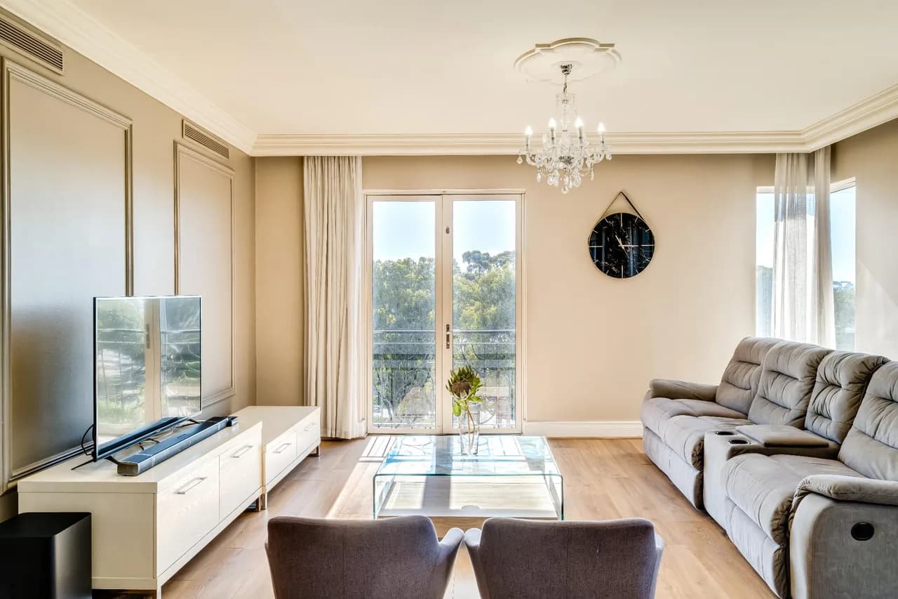 Modern Three Bedroom Apartment in Cape Town photo 4