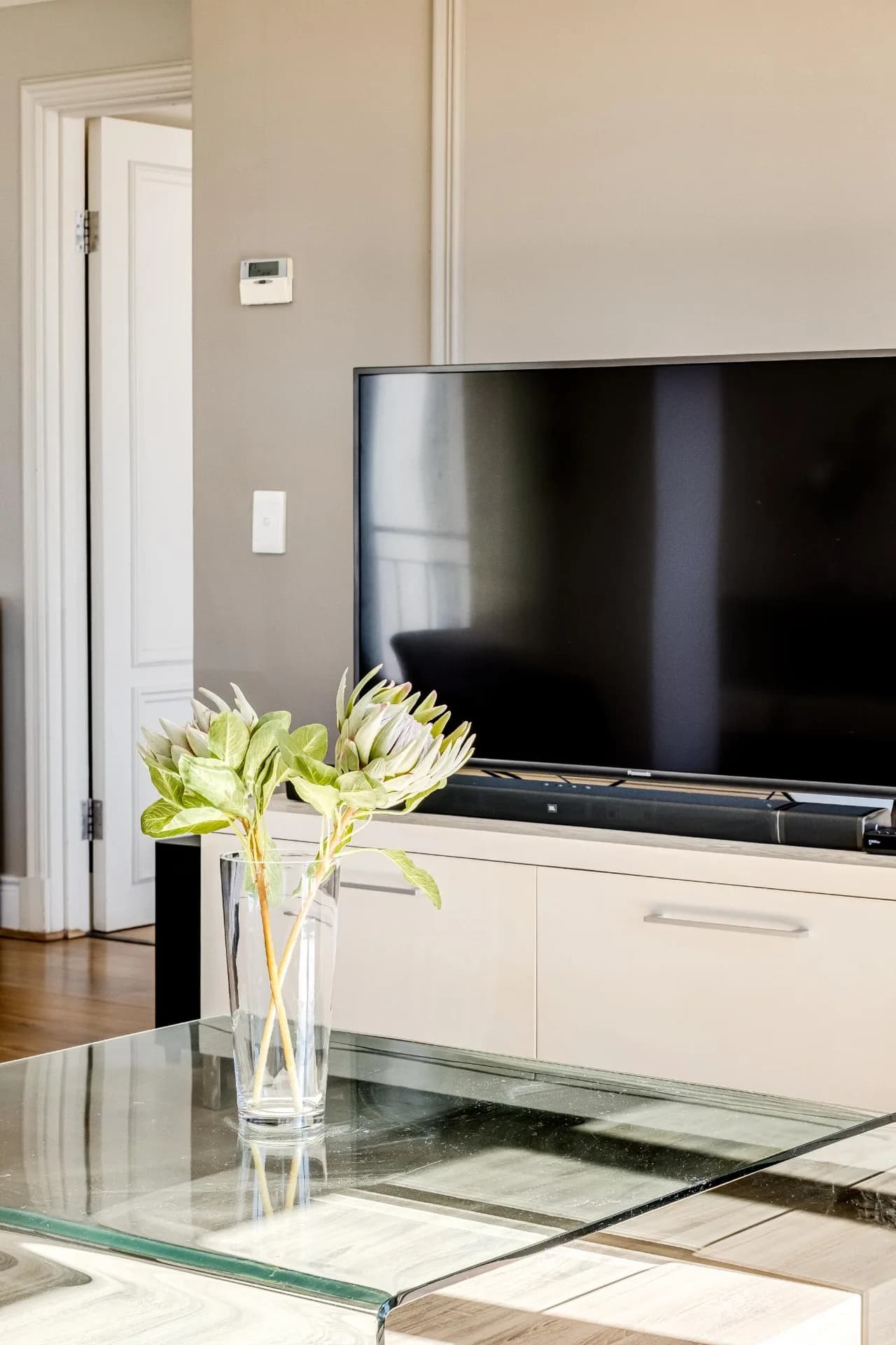 Modern Three Bedroom Apartment in Cape Town photo 5