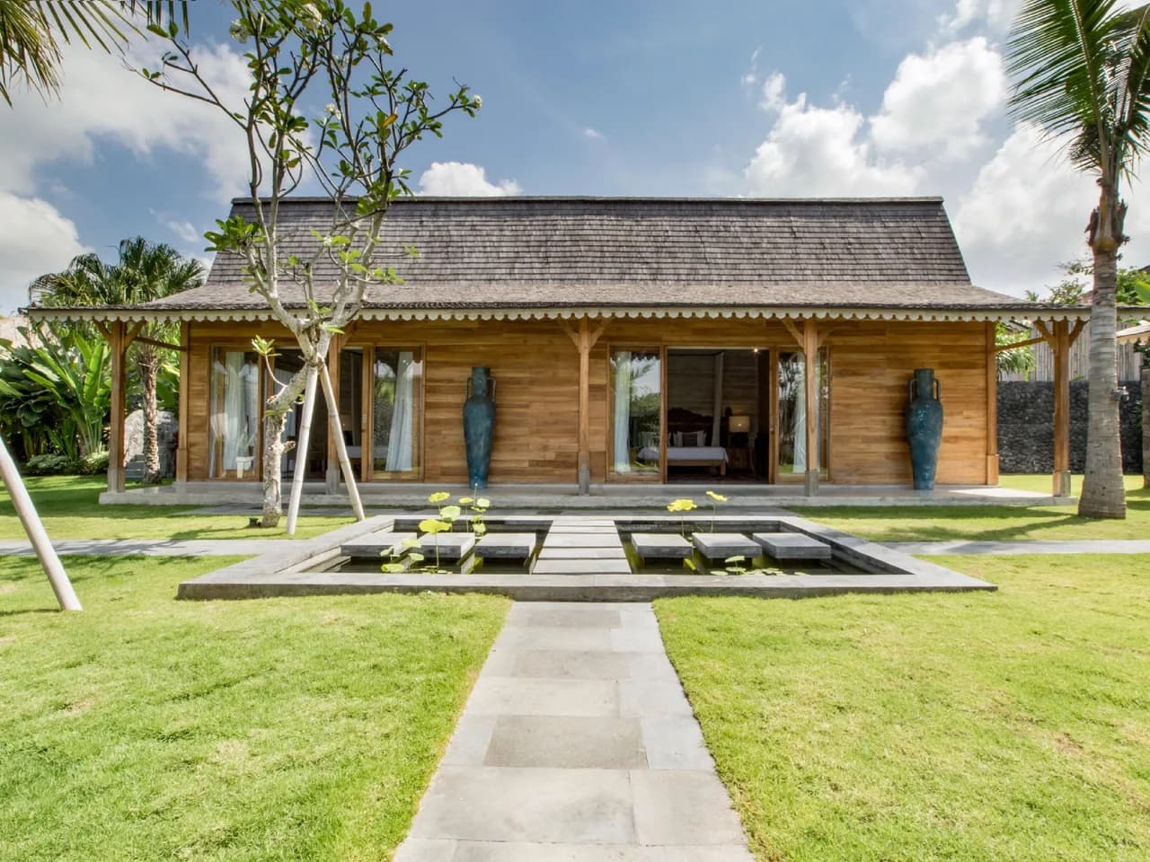 Twelve Bedroom Villa with Pool in Kerobokan Kelod photo 3