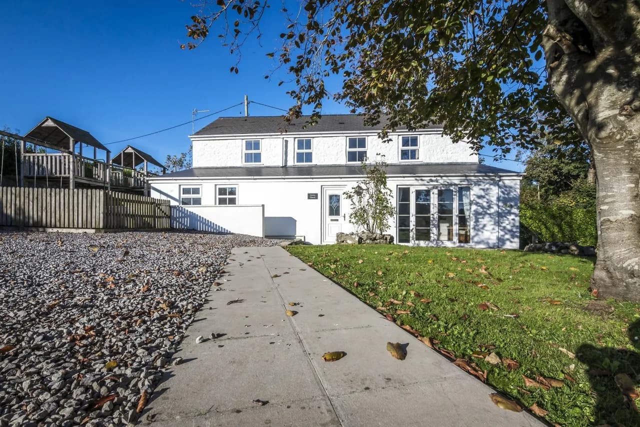 Converted Barn with Hot Tub in Penally