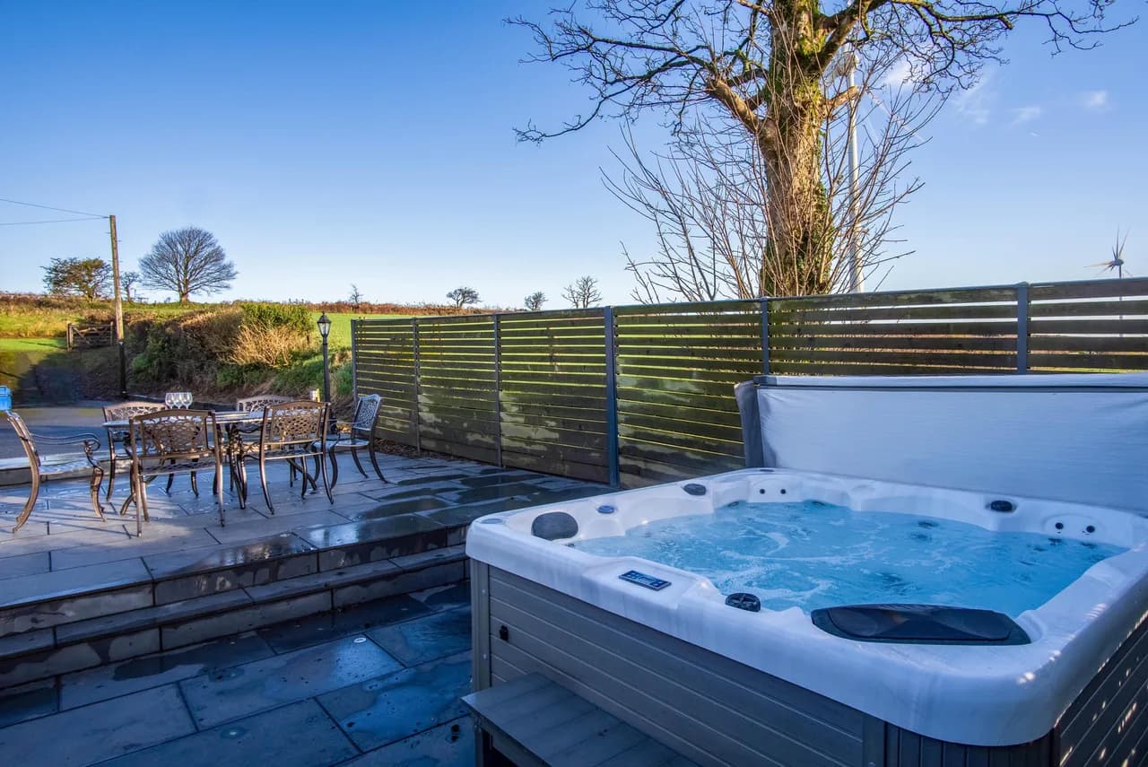 Garden Hot Tub Cottage in Princes Gate