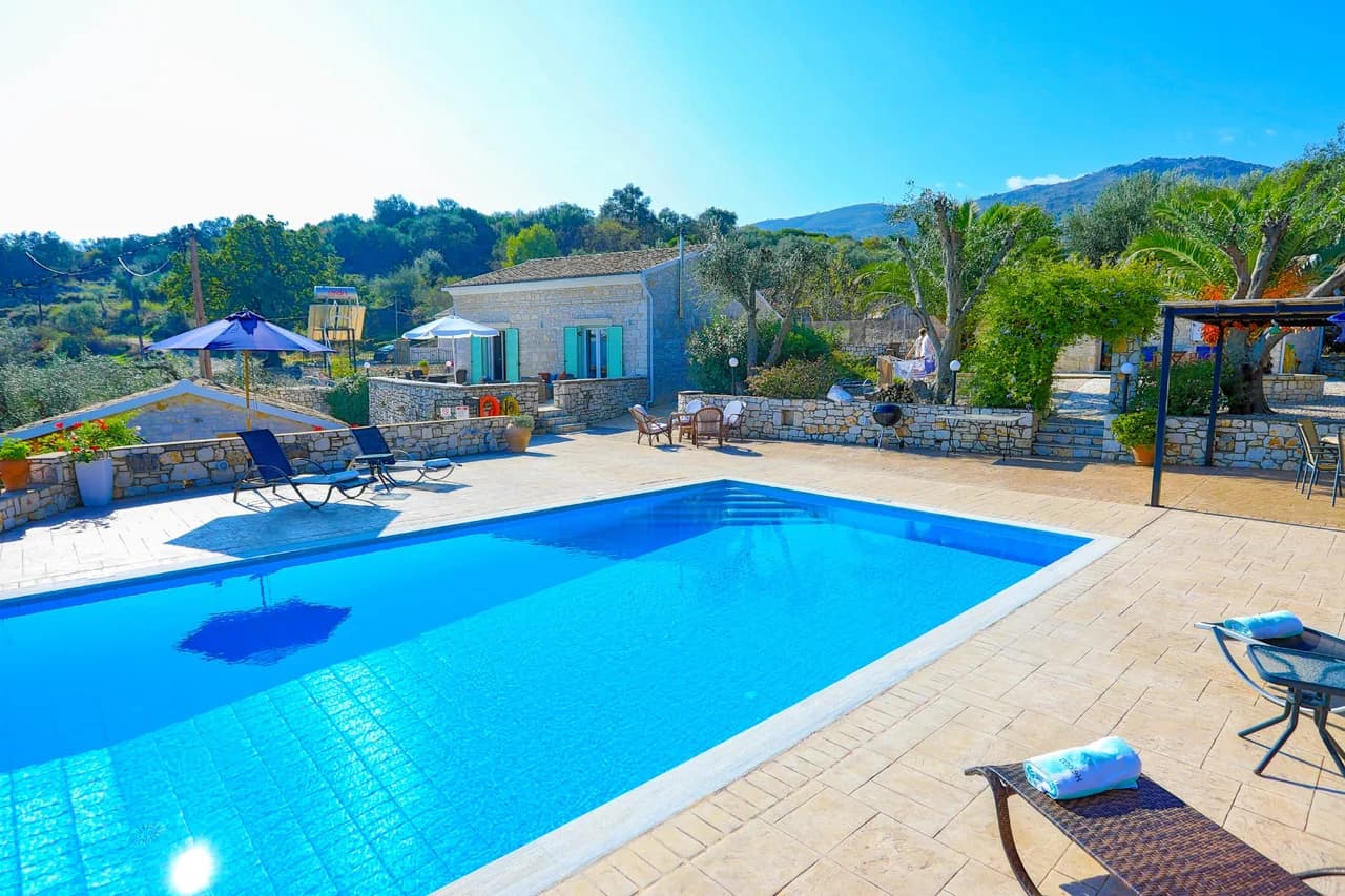 Charming Five-Bedroom Villa in Lithiasmenos photo 3