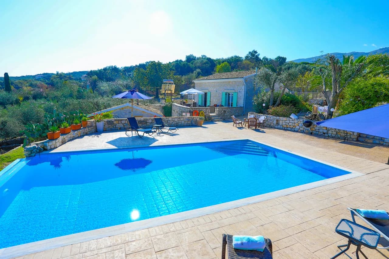 Charming Five-Bedroom Villa in Lithiasmenos photo 4