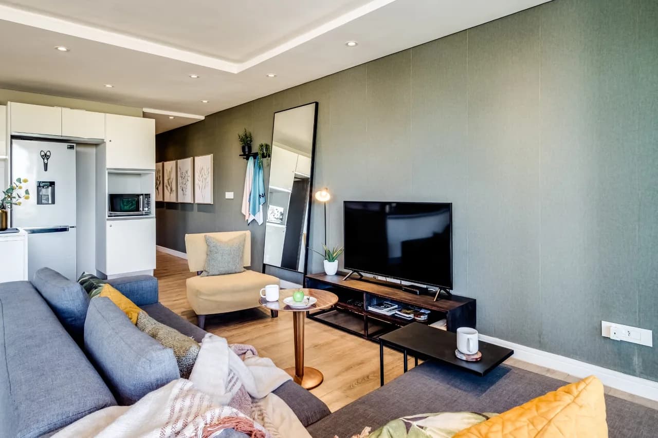 Urban Chic Two-Bedroom Apartment in Cape Town photo 4