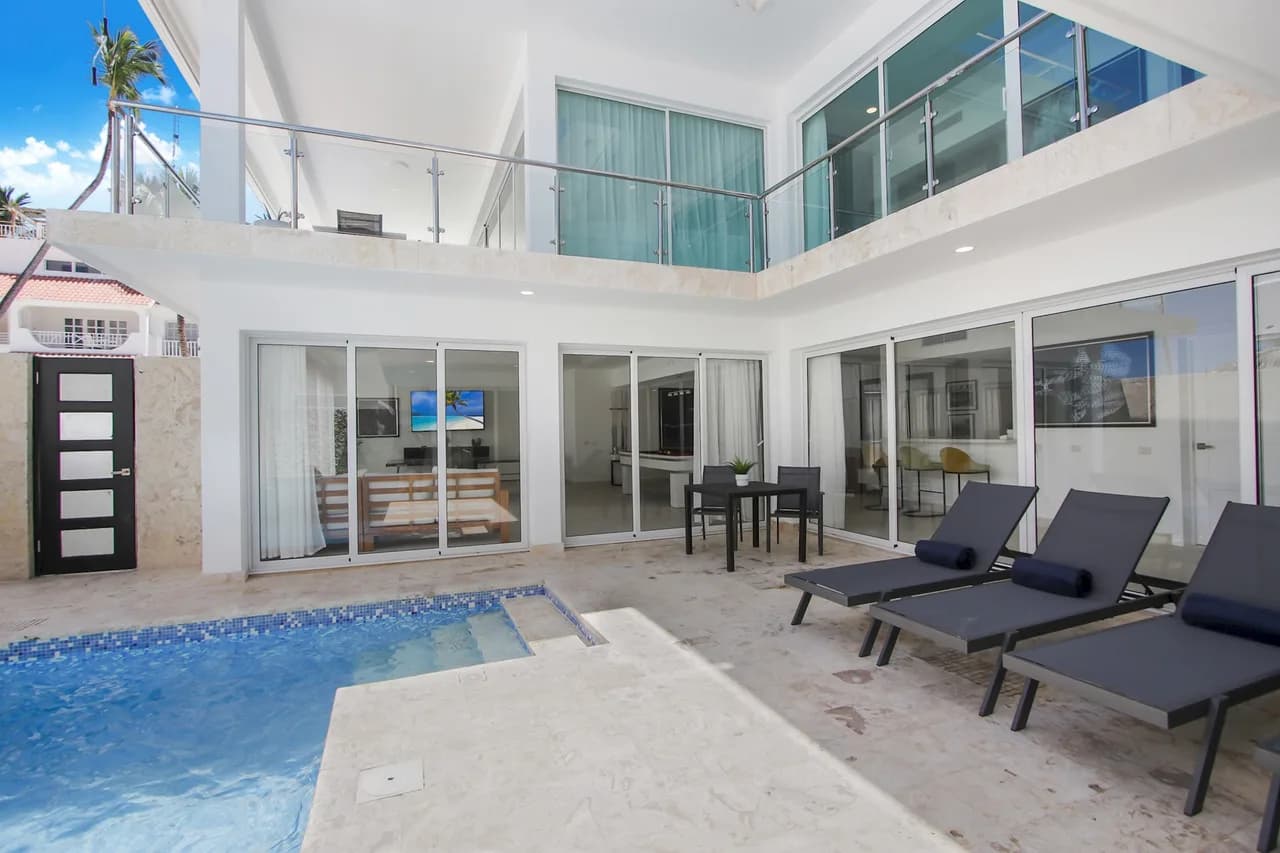 Beachfront Eight-Bedroom Villa in Bavaro photo 3
