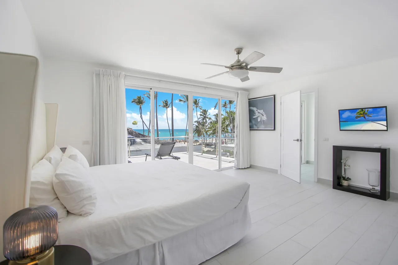 Beachfront Eight-Bedroom Villa in Bavaro photo 4