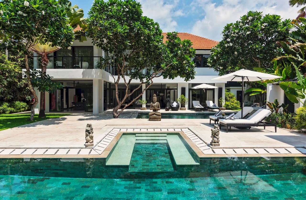 Spacious Nine Bedroom Villa in Kerobokan Kelod photo 2