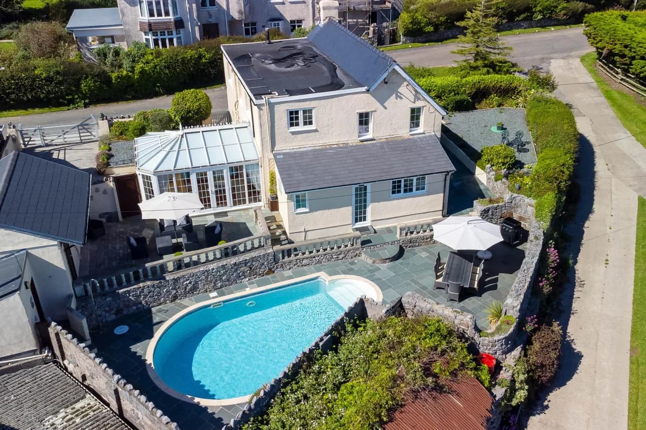 Secluded Garden Villa in Oxwich, Swansea, Wales