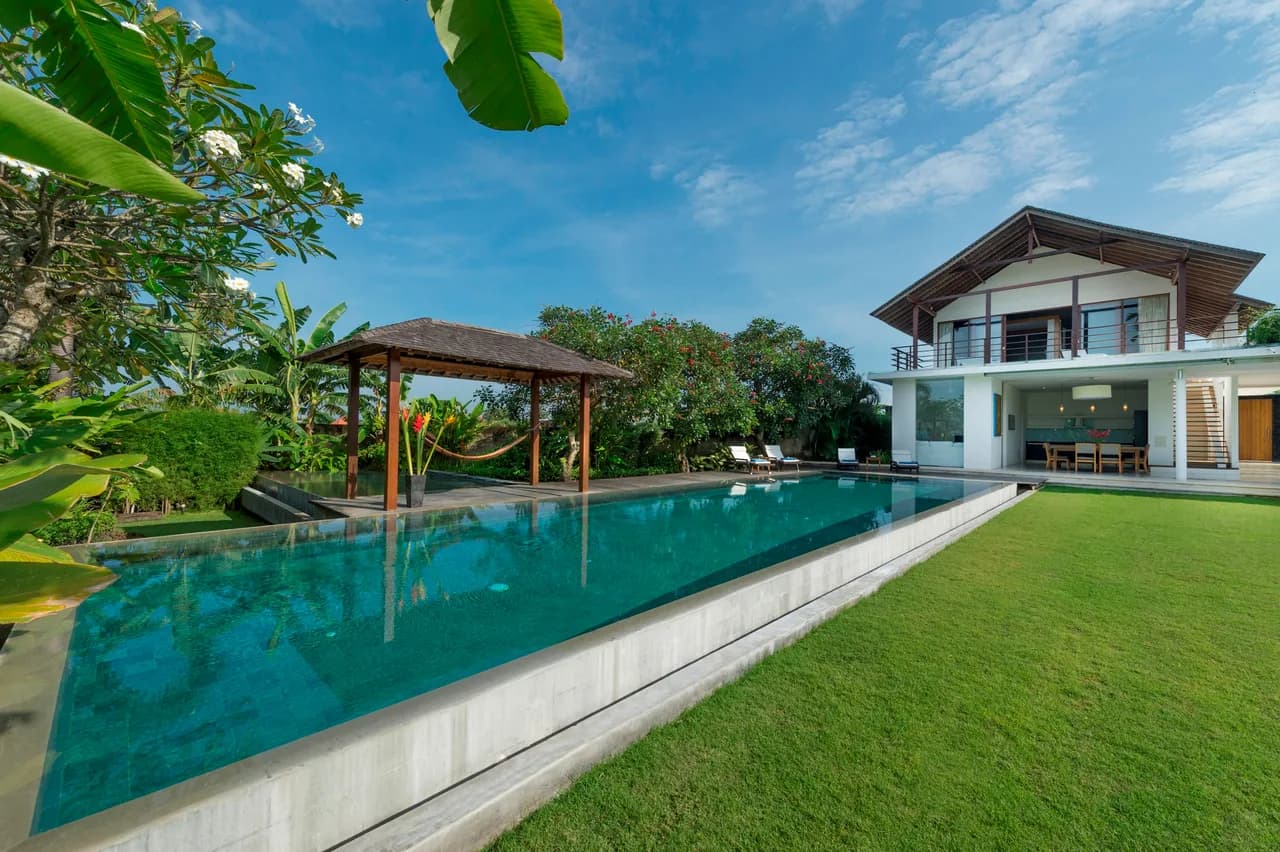 Balcony Retreat Villa in North Kuta photo 2