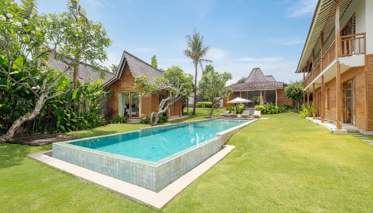 Spacious Nine-Bedroom Villa in Bali photo 2