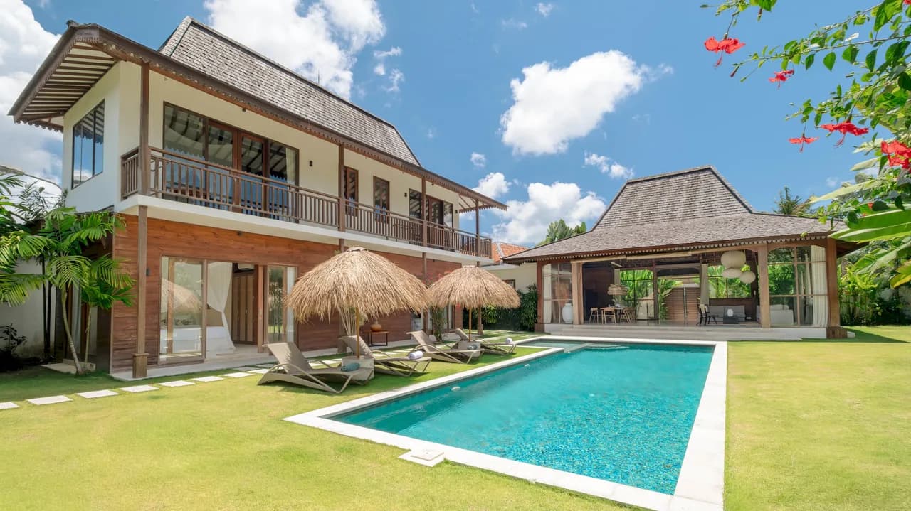 Spacious Nine-Bedroom Villa in Bali photo 3