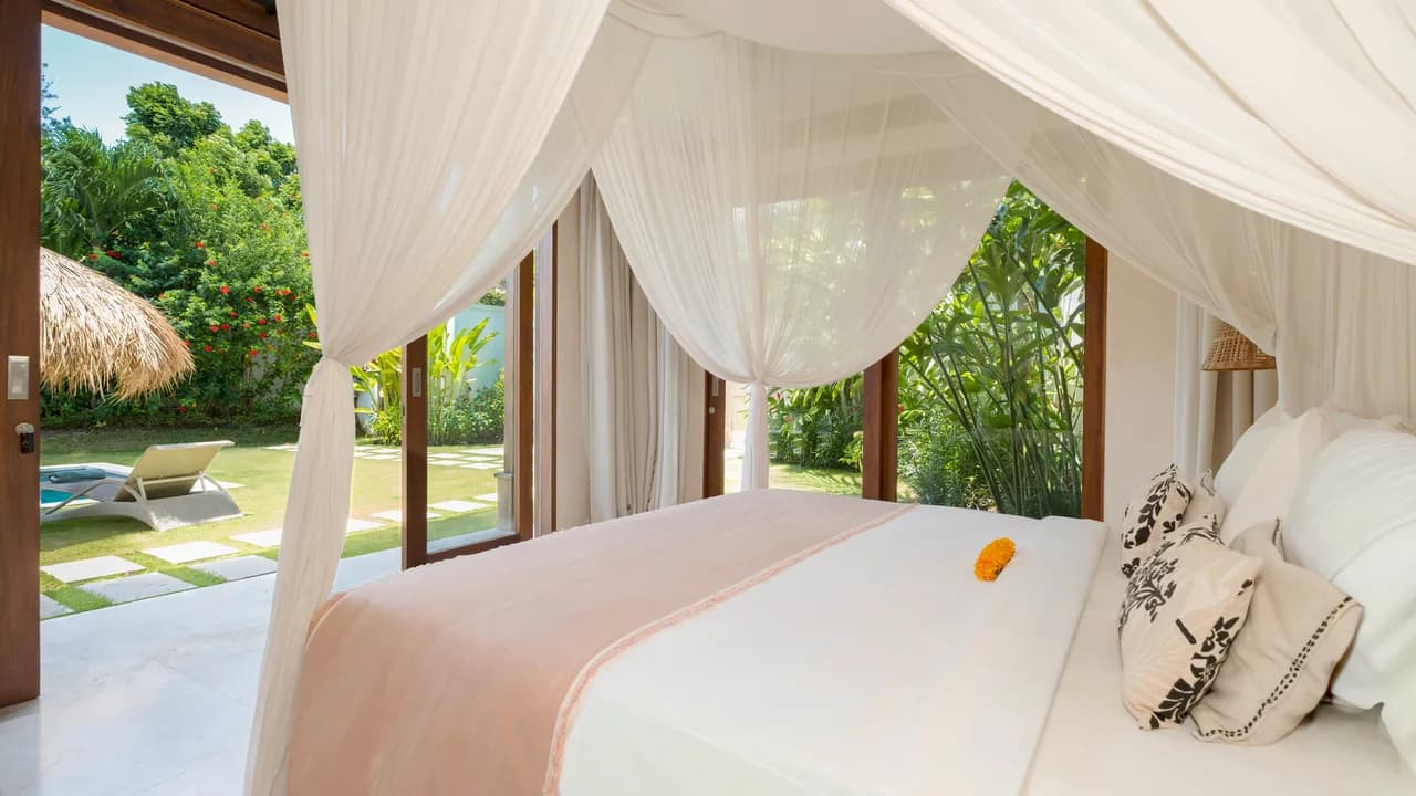 Spacious Nine-Bedroom Villa in Bali photo 5