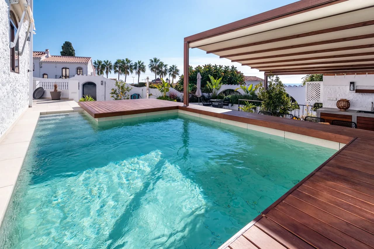 Terrace Four Bedroom Villa in Nerja photo 2