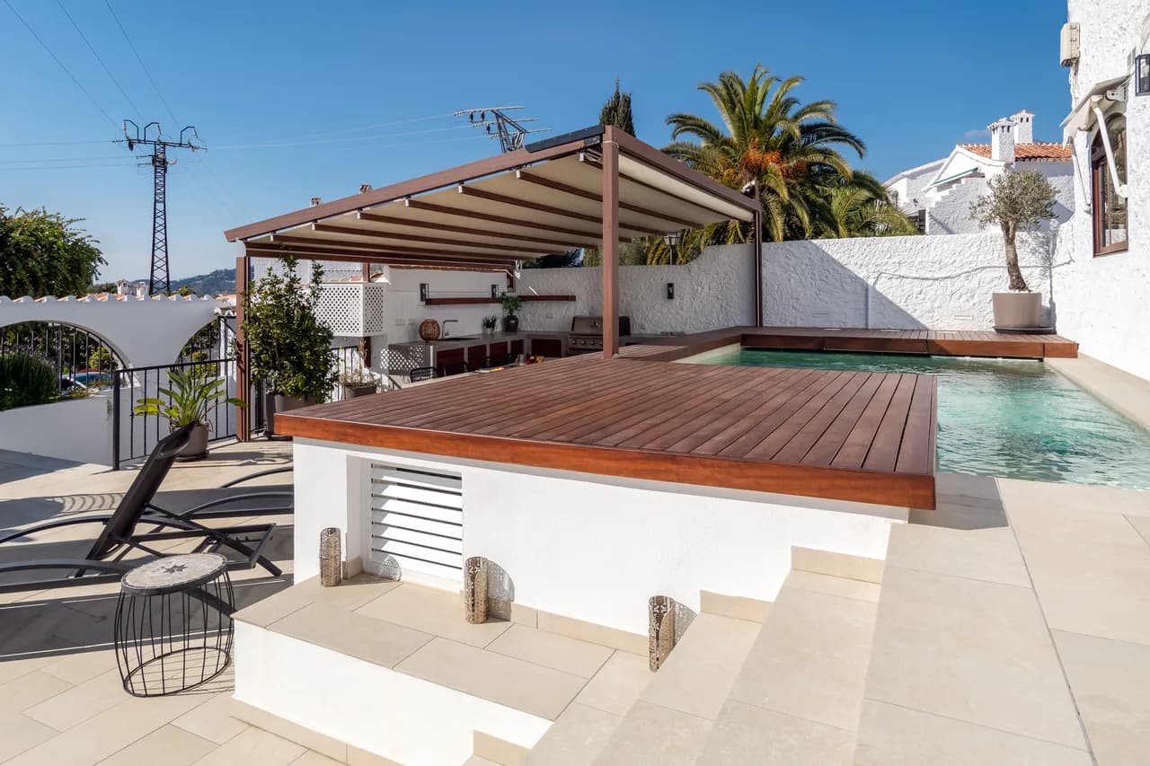 Terrace Four Bedroom Villa in Nerja photo 3