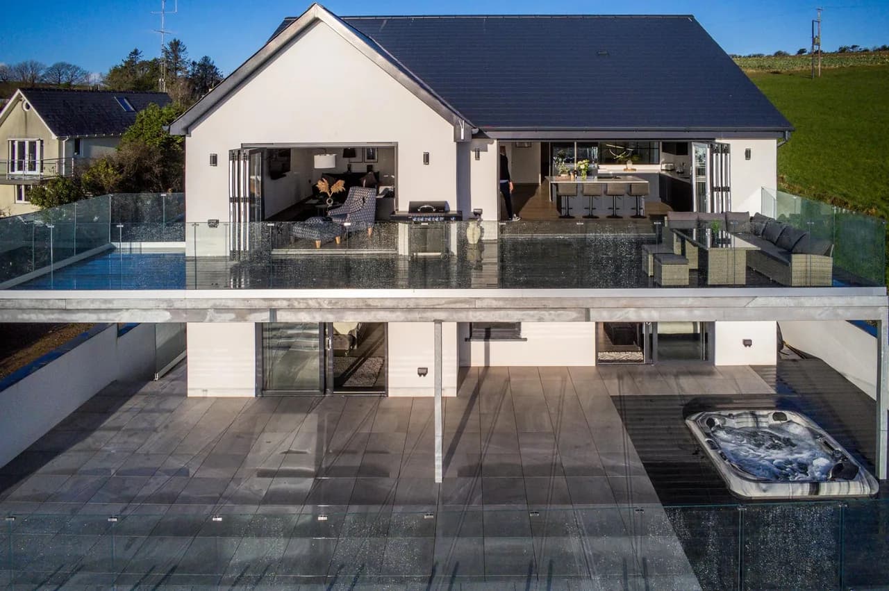 Oceanview Five Bedroom Retreat in Pendine