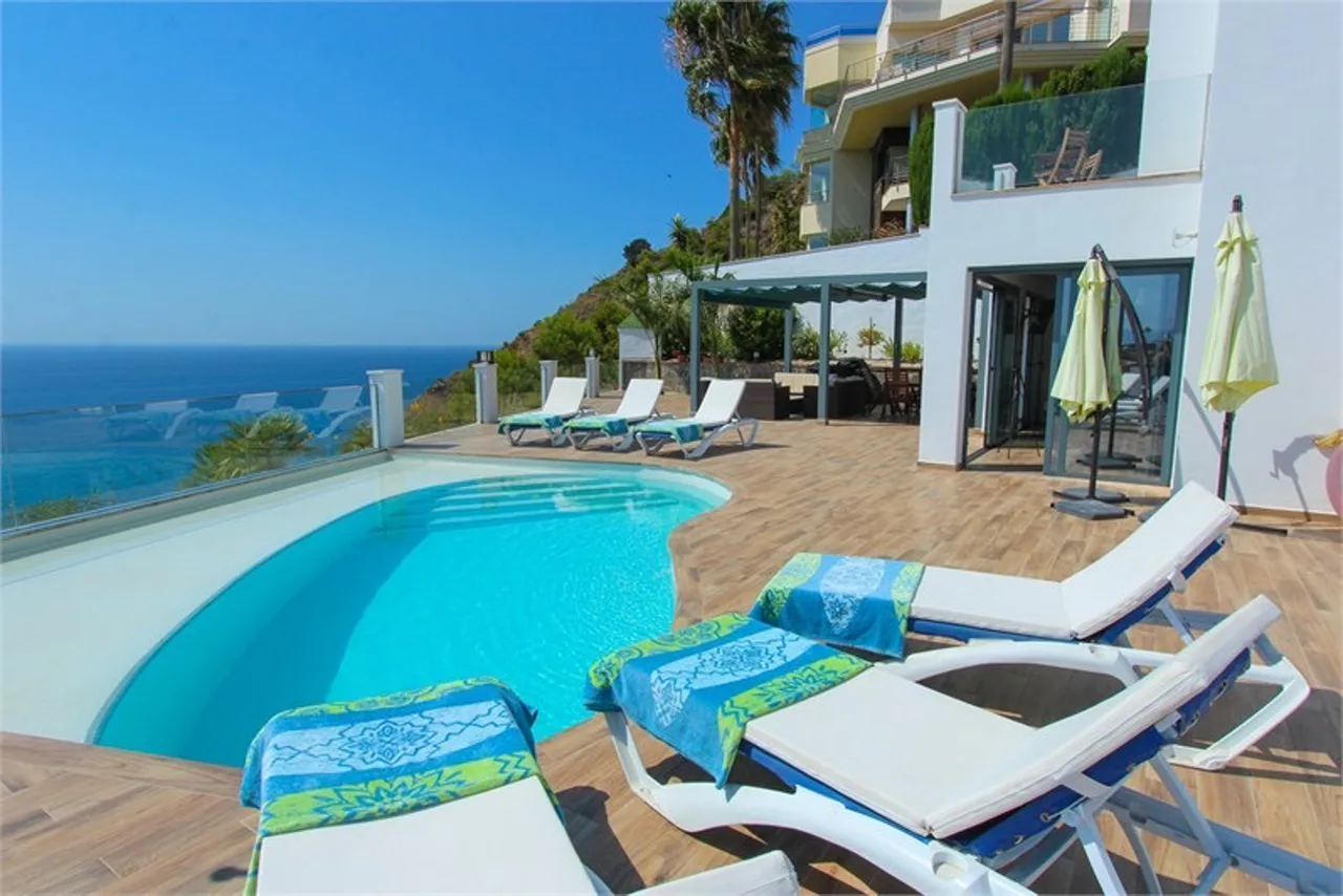 Seaside Four Bedroom Villa in Nerja photo 2