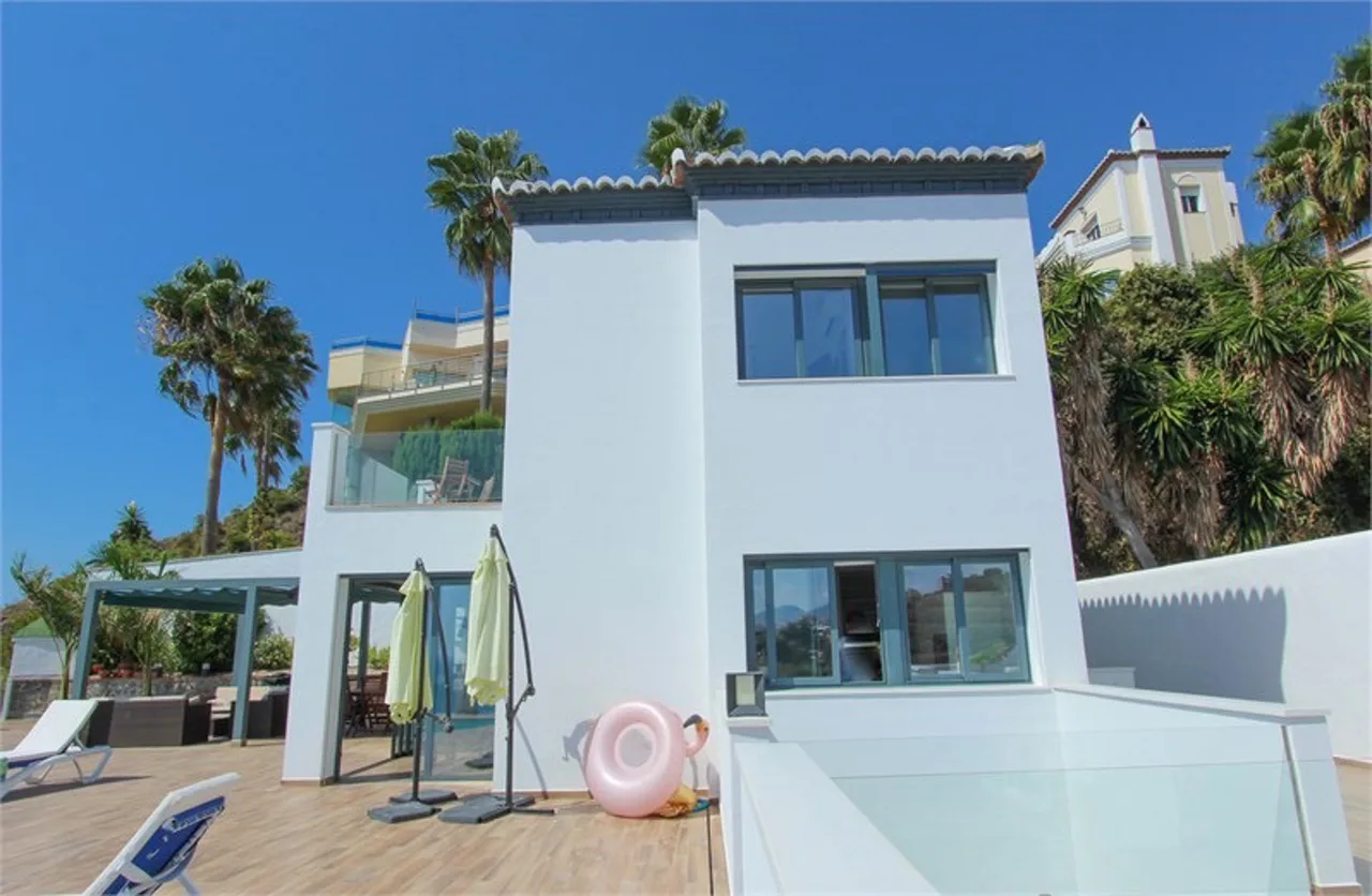 Seaside Four Bedroom Villa in Nerja photo 4