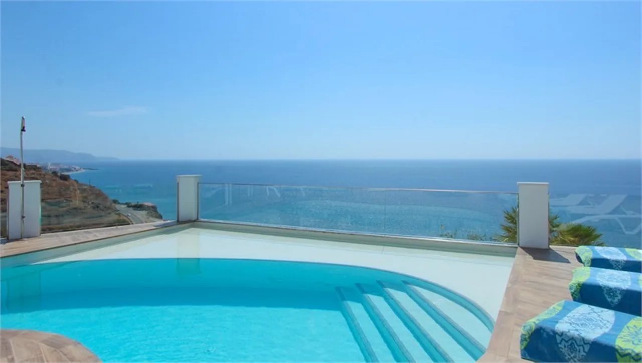 Seaside Four Bedroom Villa in Nerja photo 5