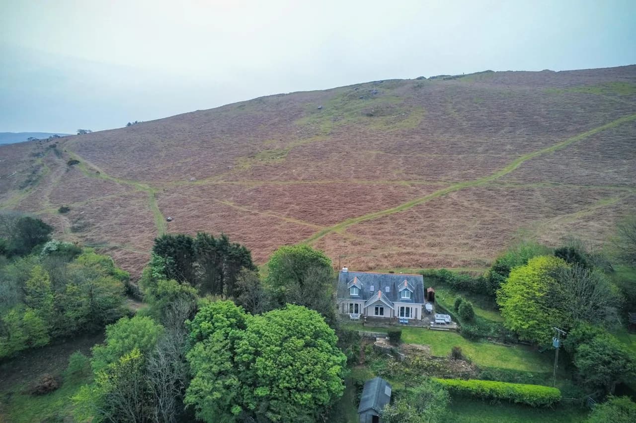 Cozy Three Bedroom Retreat in Gower Peninsula