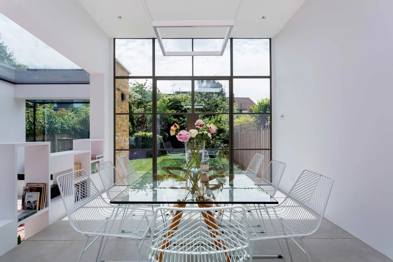 Terrace-Equipped Four Bedroom Villa in London photo 2