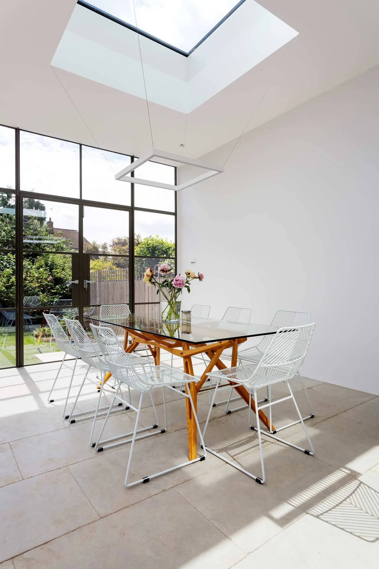 Terrace-Equipped Four Bedroom Villa in London photo 3