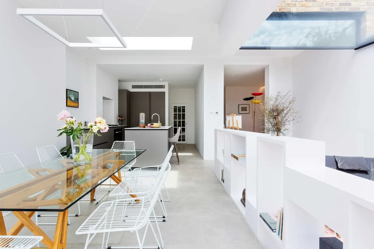 Terrace-Equipped Four Bedroom Villa in London photo 4