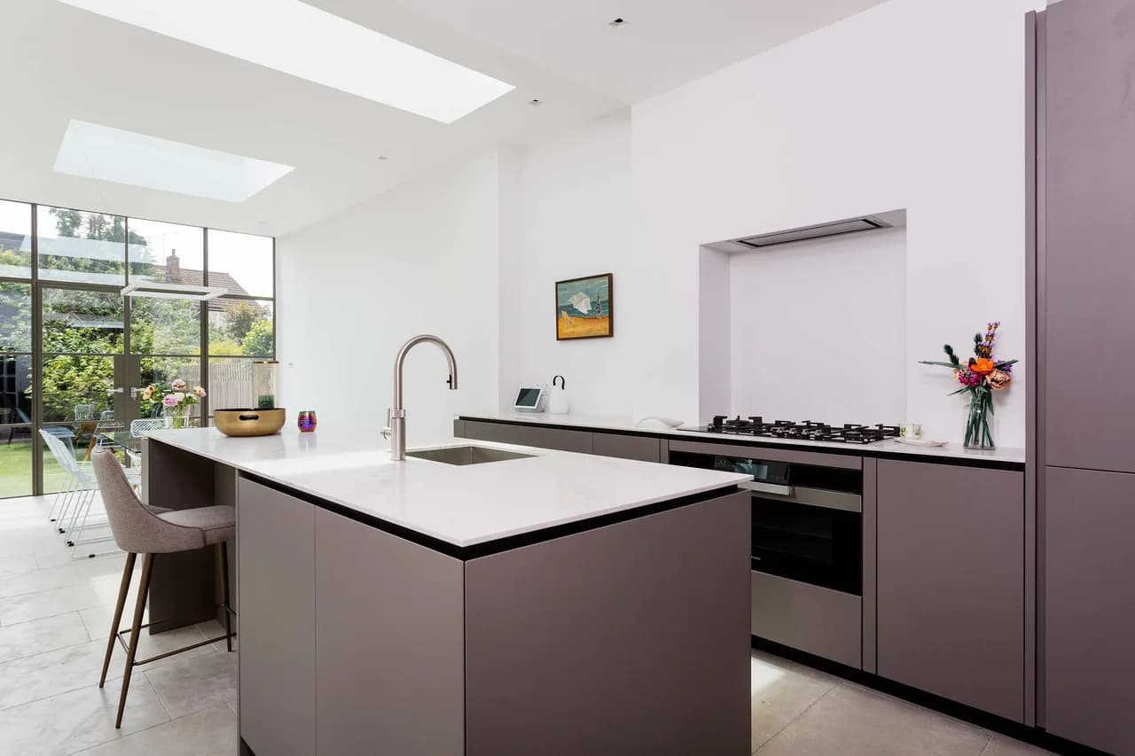 Terrace-Equipped Four Bedroom Villa in London photo 5