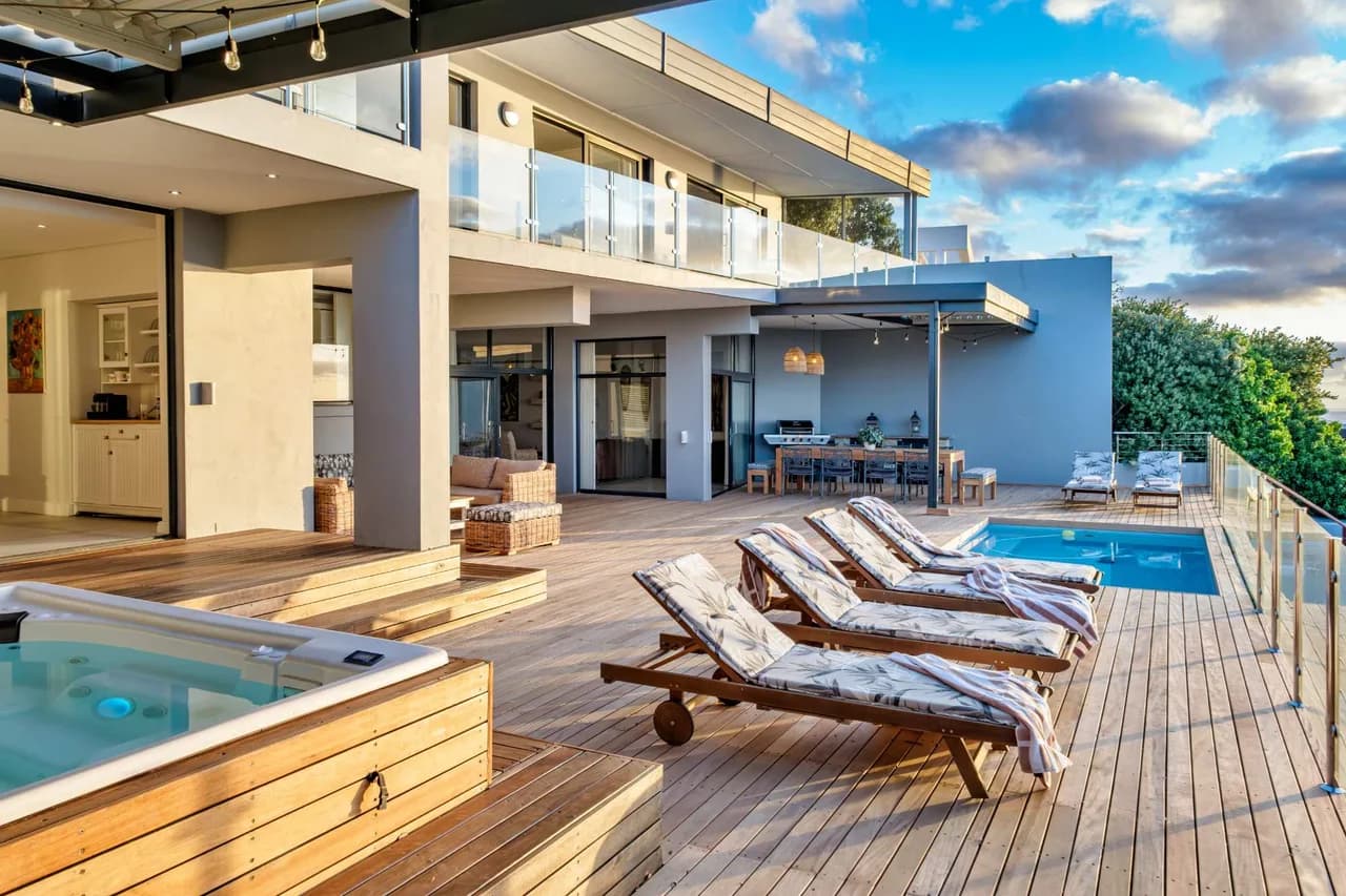 Spacious Seven-Bedroom Villa in Camps Bay photo 2