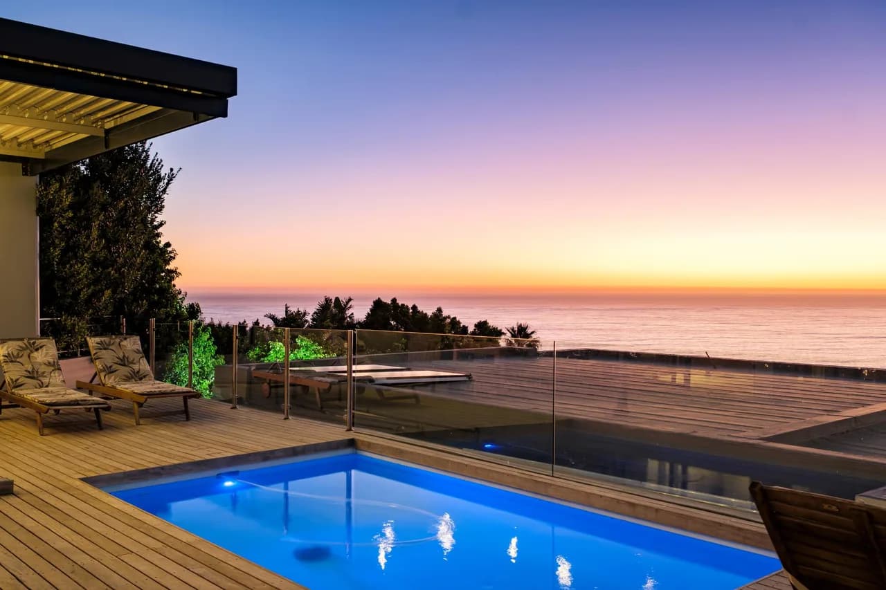 Spacious Seven-Bedroom Villa in Camps Bay photo 3