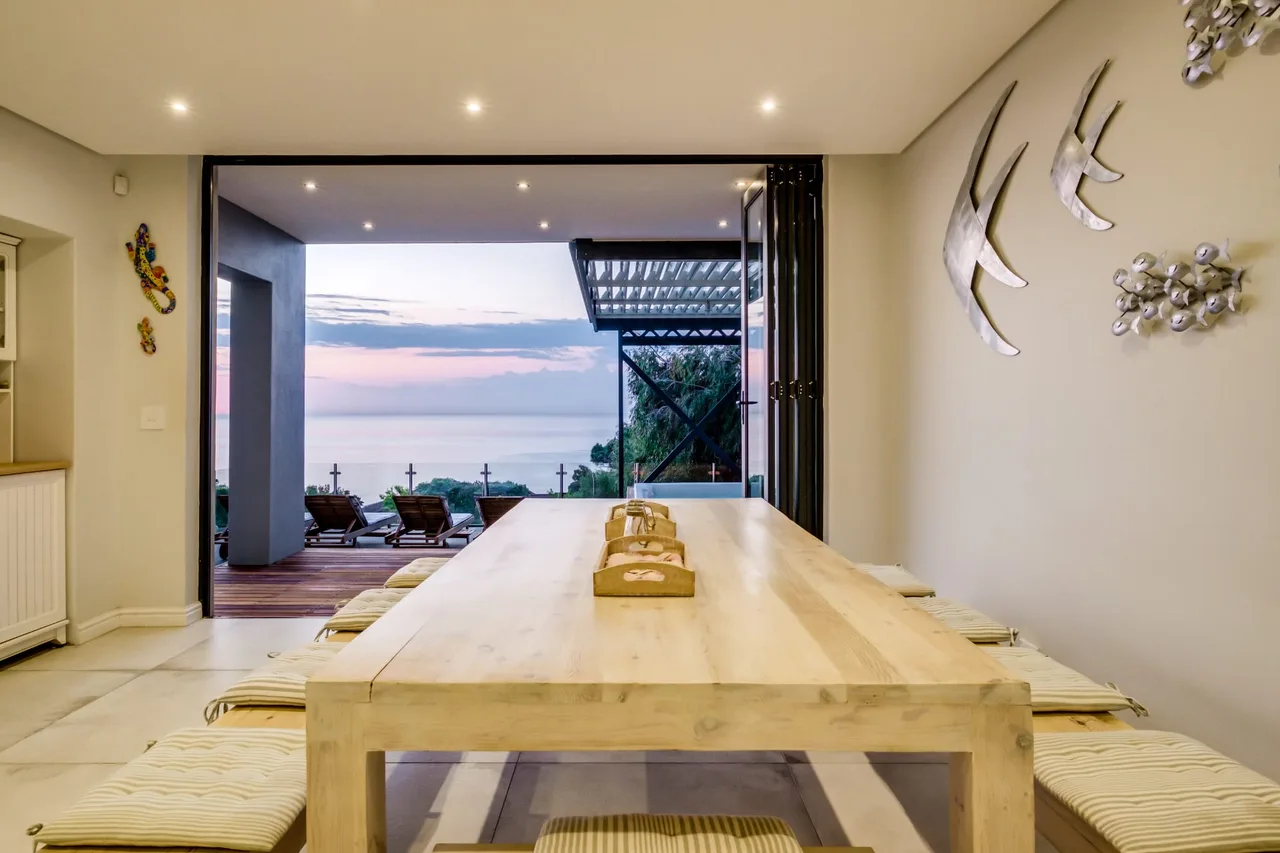 Spacious Seven-Bedroom Villa in Camps Bay photo 5
