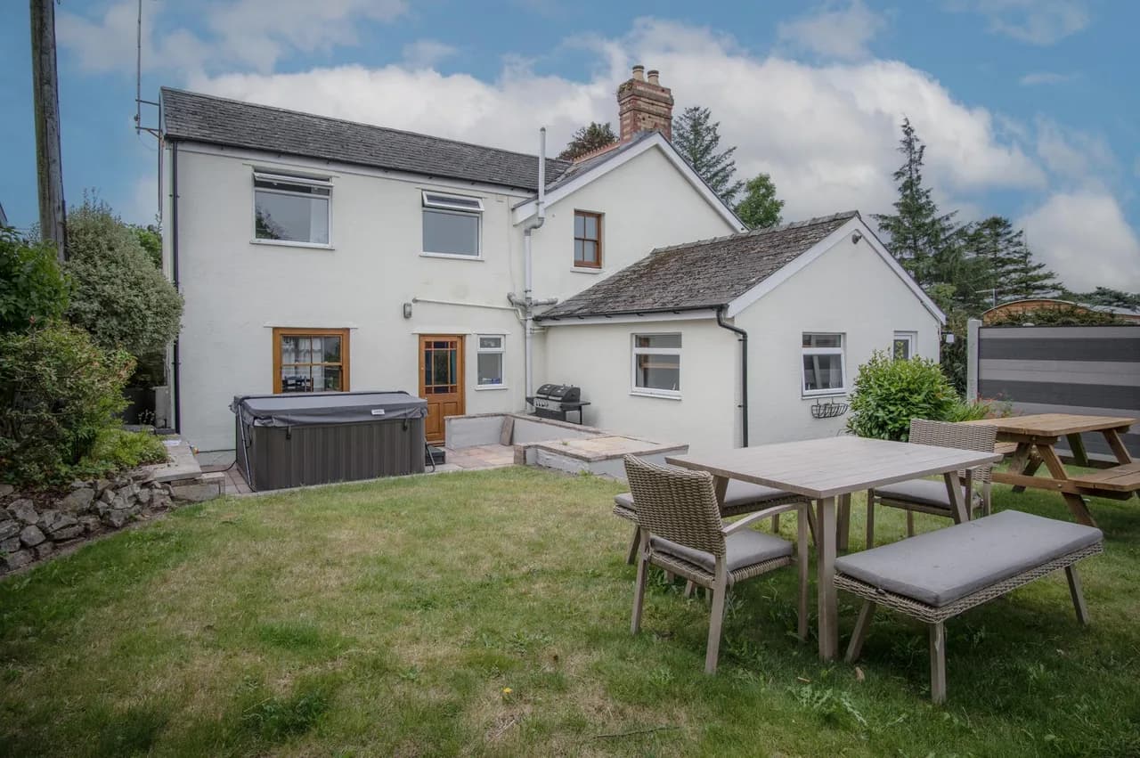 Garden Hot Tub Villa in Amroth, Pembrokeshire, Wales