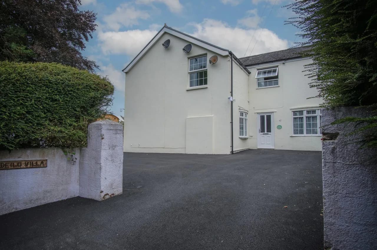 Garden Hot Tub Villa in Amroth, Pembrokeshire, Wales photo 3