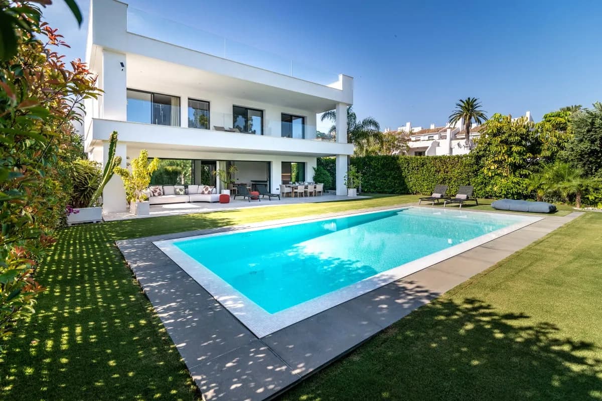 Balcony Terrace Villa in Puerto Banus