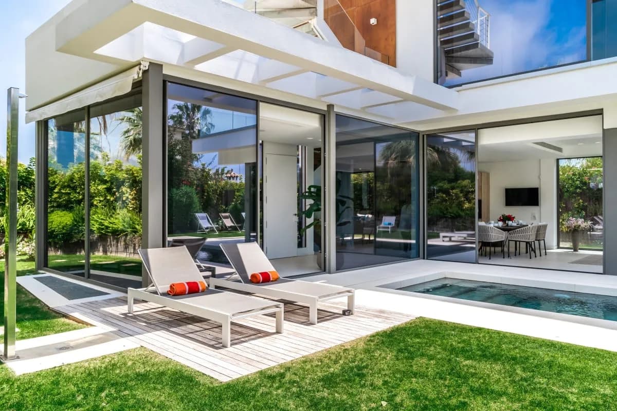 Balcony Five Bedroom Villa in Marbella photo 2
