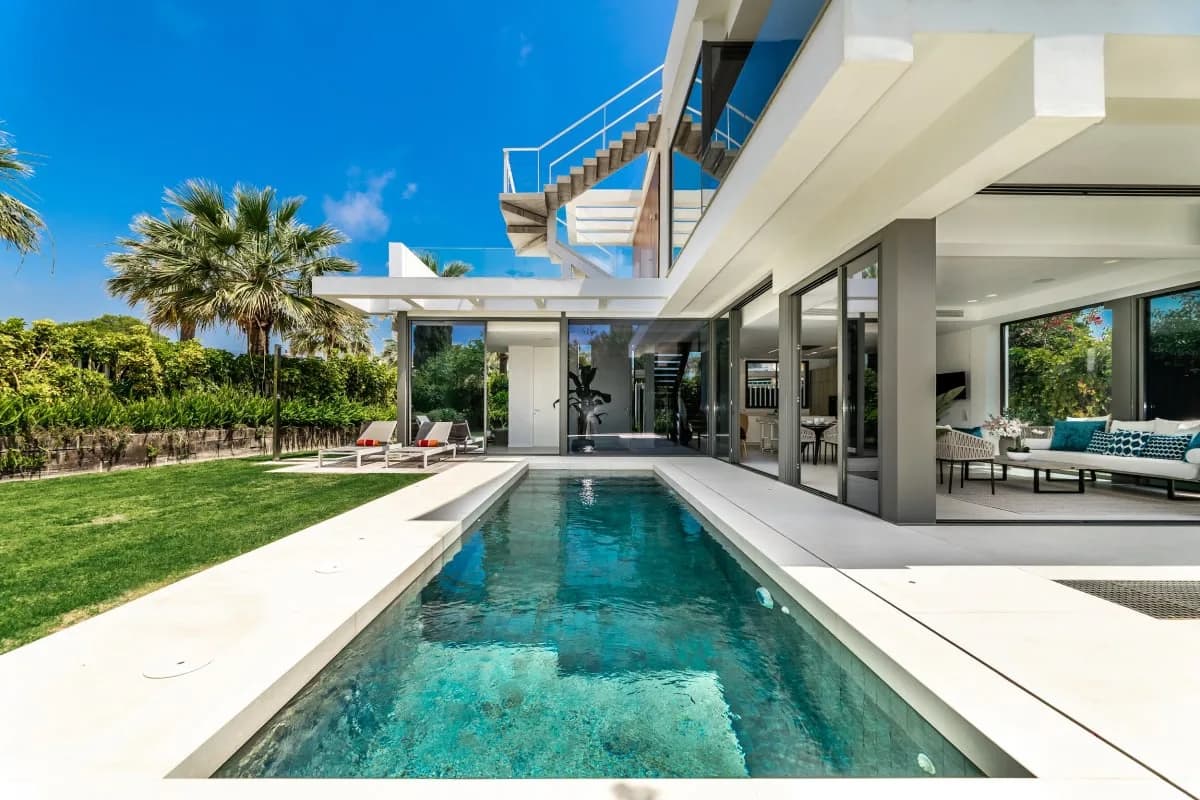 Balcony Five Bedroom Villa in Marbella photo 3