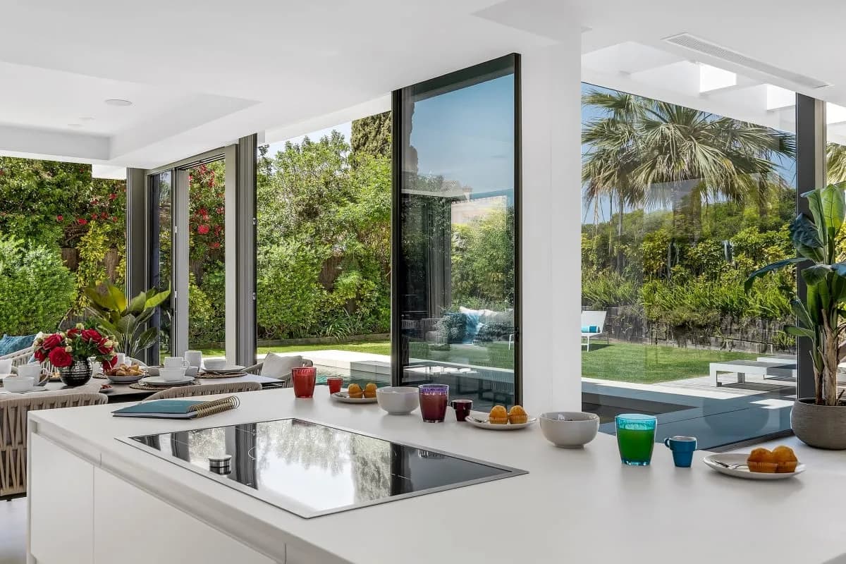 Balcony Five Bedroom Villa in Marbella photo 5