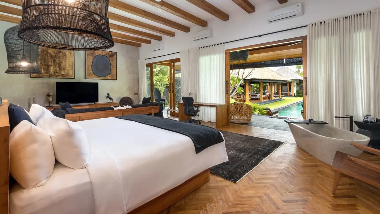 Tropical Poolside Villa in Seminyak Bali photo 3