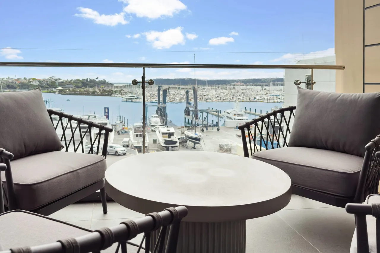 Contemporary Three Bedroom Apartment in Auckland photo 5