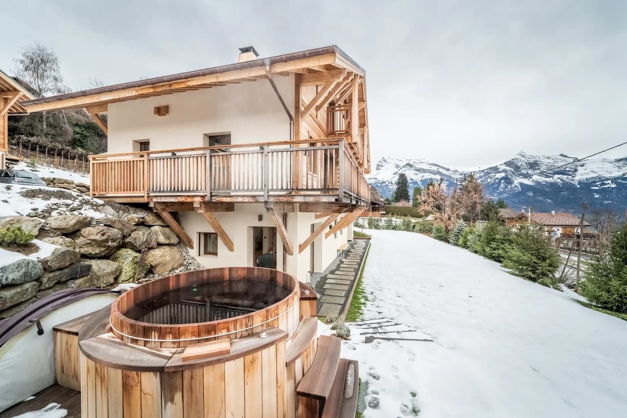 Ski-In Hot Tub Chalet in Saint-Gervais-les-Bains