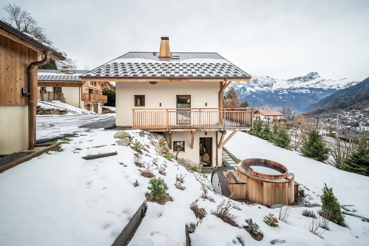 Ski-In Hot Tub Chalet in Saint-Gervais-les-Bains photo 4